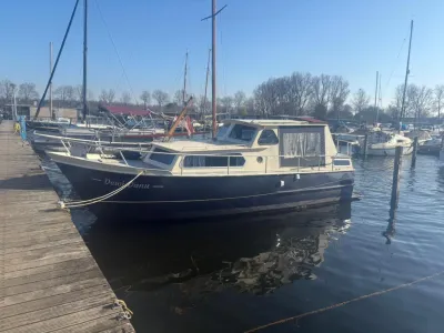 motorboot afgemeerd in jachthaven