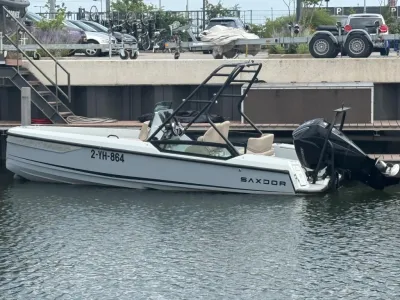 speedboot afgemeerd in jachthaven