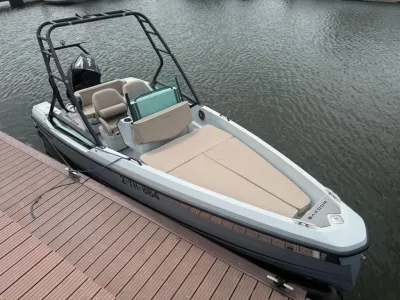 speedboot afgemeerd bij steiger