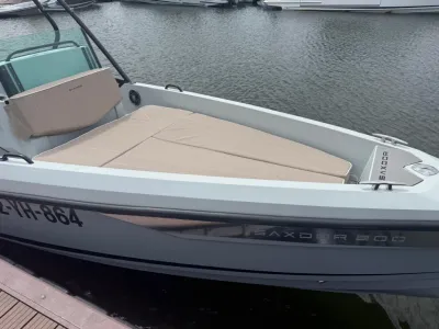 boeg van speedboot met zitkussens
