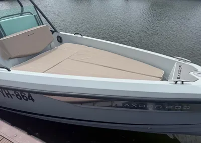voorste deel van een speedboot met kussens