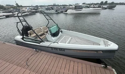 speedboot afgemeerd bij houten steiger