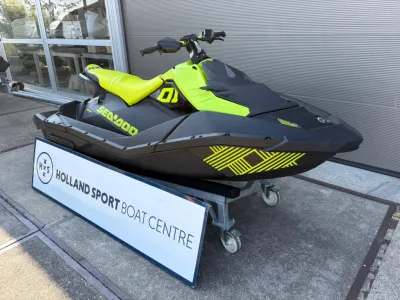 gele en zwarte waterscooter op trailer