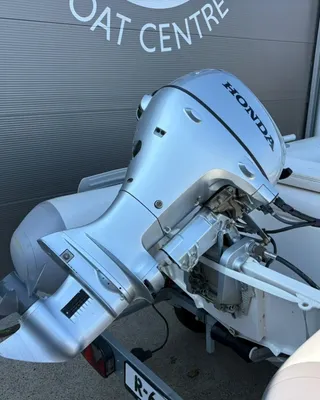 buitenboordmotor en achterste deel van rib