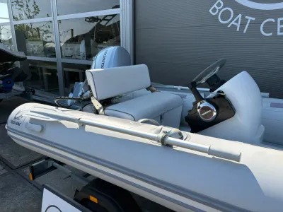 RIB-boot op trailer bij showroom