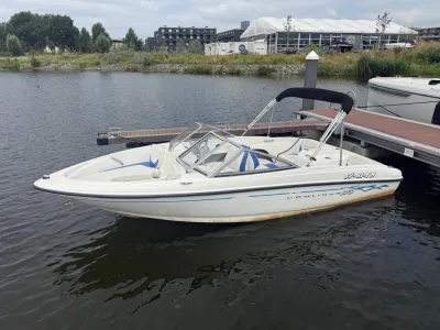 snelboot aangemeerd bij een steiger