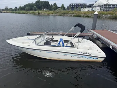 witte speedboot afgemeerd bij een steiger