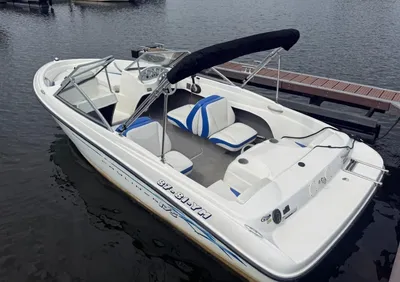 witte speedboot afgemeerd in een jachthaven