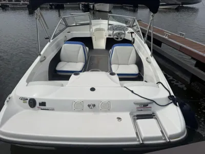 open speedboot aan een steiger