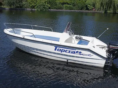 kleine consoleboot op stil water