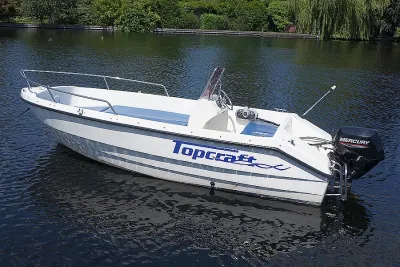 kleine consoleboot op stil water