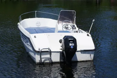 witte consoleboot op het water