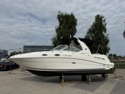 witte sportcruiser op stelling in haven