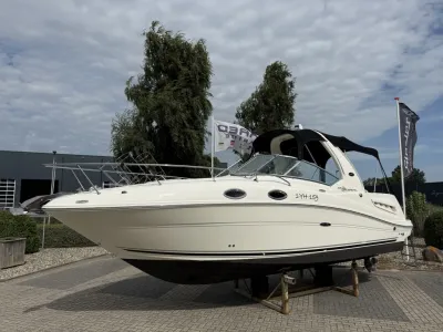 wit sportcruiser op bokken buiten