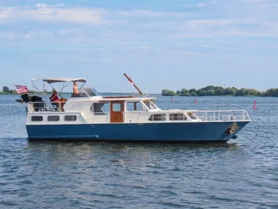 motorjacht op open water met opvarenden