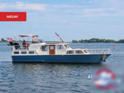 motorjacht op rustig water