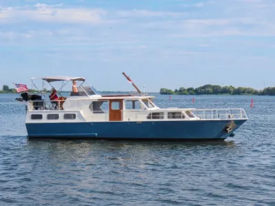 motorjacht op kalm water