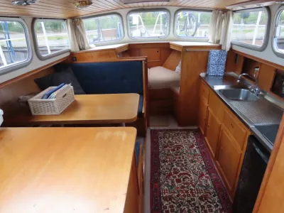 interieur met kombuis en zithoek