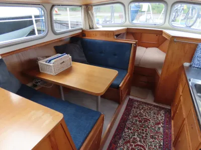 interieur dinette met tafel en kombuis