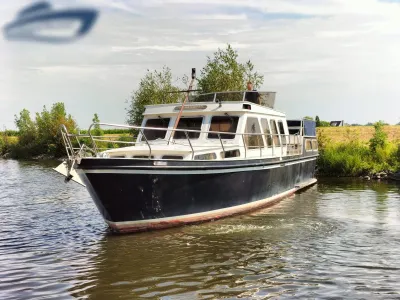 motorjacht bij oever in het water
