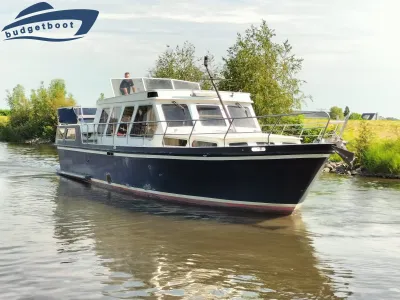 motorjacht op kanaal bij groene oever