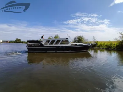 motorjacht op rustig water