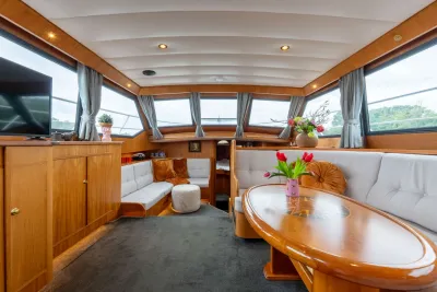 saloninterieur van motorjacht
