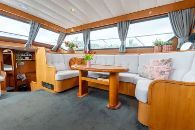 interieur salon met zitbank en tafel
