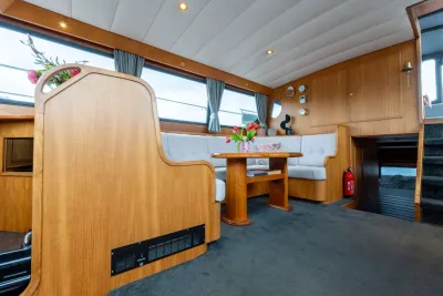 interieur salon met zithoek en tafel