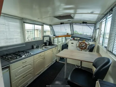 kajuitinterieur met kombuis en stuurstand