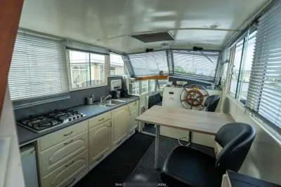 kajuitinterieur met kombuis en stuurstand