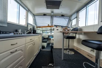 kajuitinterieur met keuken en stuurstand