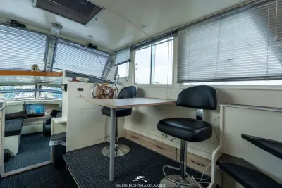 interieur stuurhut met tafel en stuurwiel