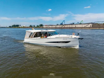 motorjacht op water bij industriële kade