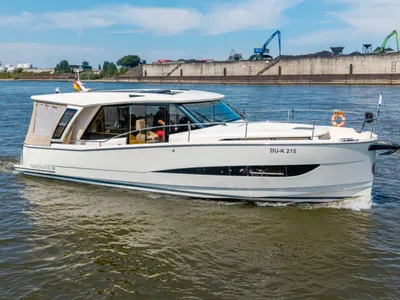 motorjacht op water bij industriële kade
