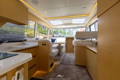 kajuitinterieur met salon en kombuis