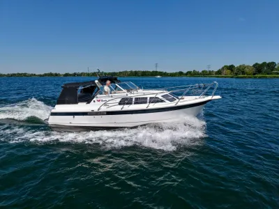 wit motorjacht op open water
