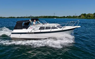 wit motorjacht op open water