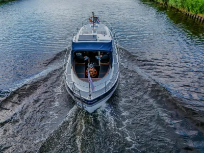 motorjacht bovenaanzicht op het water