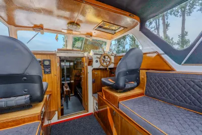 interieur stuurhuis met zitplaatsen