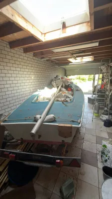 zeilboot op trailer in garage