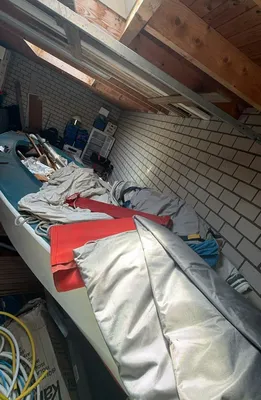 zeilboot op trailer in opslagruimte