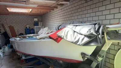 zeilboot op trailer in opslagruimte