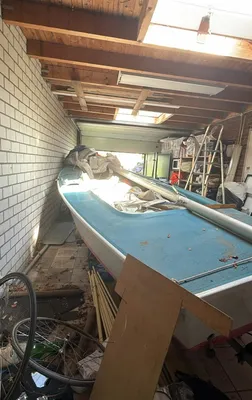 zeilboot op trailer in opslag