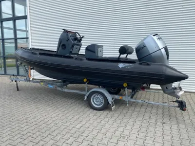 zwarte rib op trailer naast gebouw