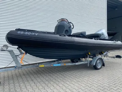 zwarte ribboot op trailer buiten