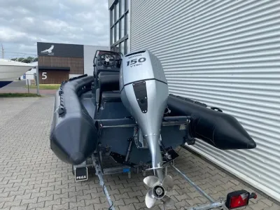 rib boot op trailer naast loods