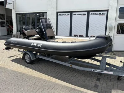 zwarte rib op trailer bij showroom