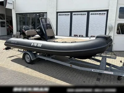 zwarte rib-boot op trailer bij showroom