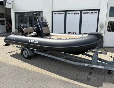 zwarte rib op trailer bij showroom